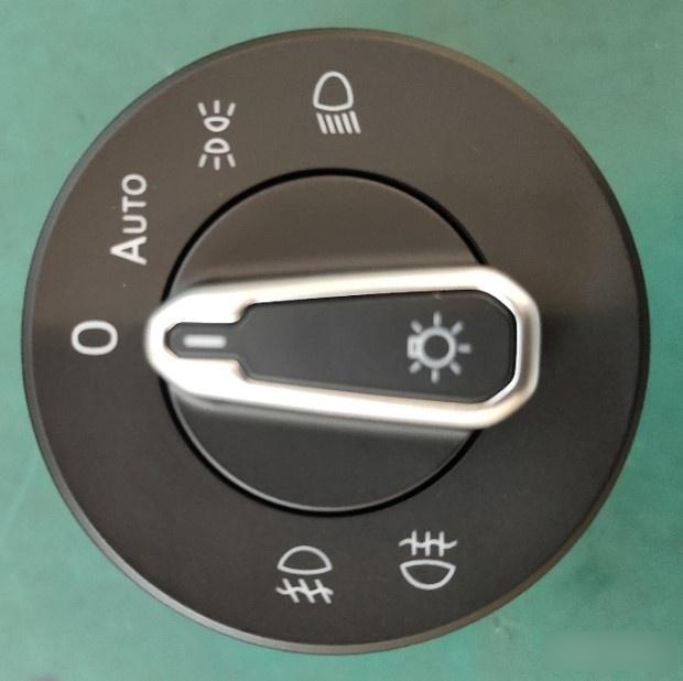 可能有些人会认为汽车大灯开关的操作非常简单,不需要专门介绍.