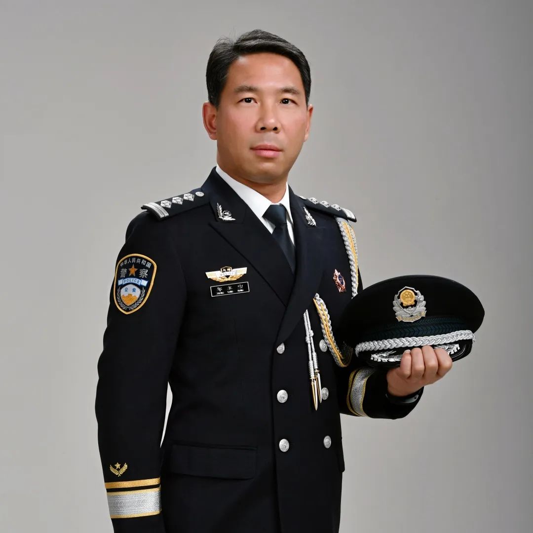 【从橄榄绿到警察蓝】军魂不退 "警"色更美