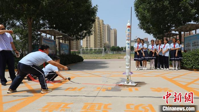 河北冀州:学生自制水火箭 点燃科技梦