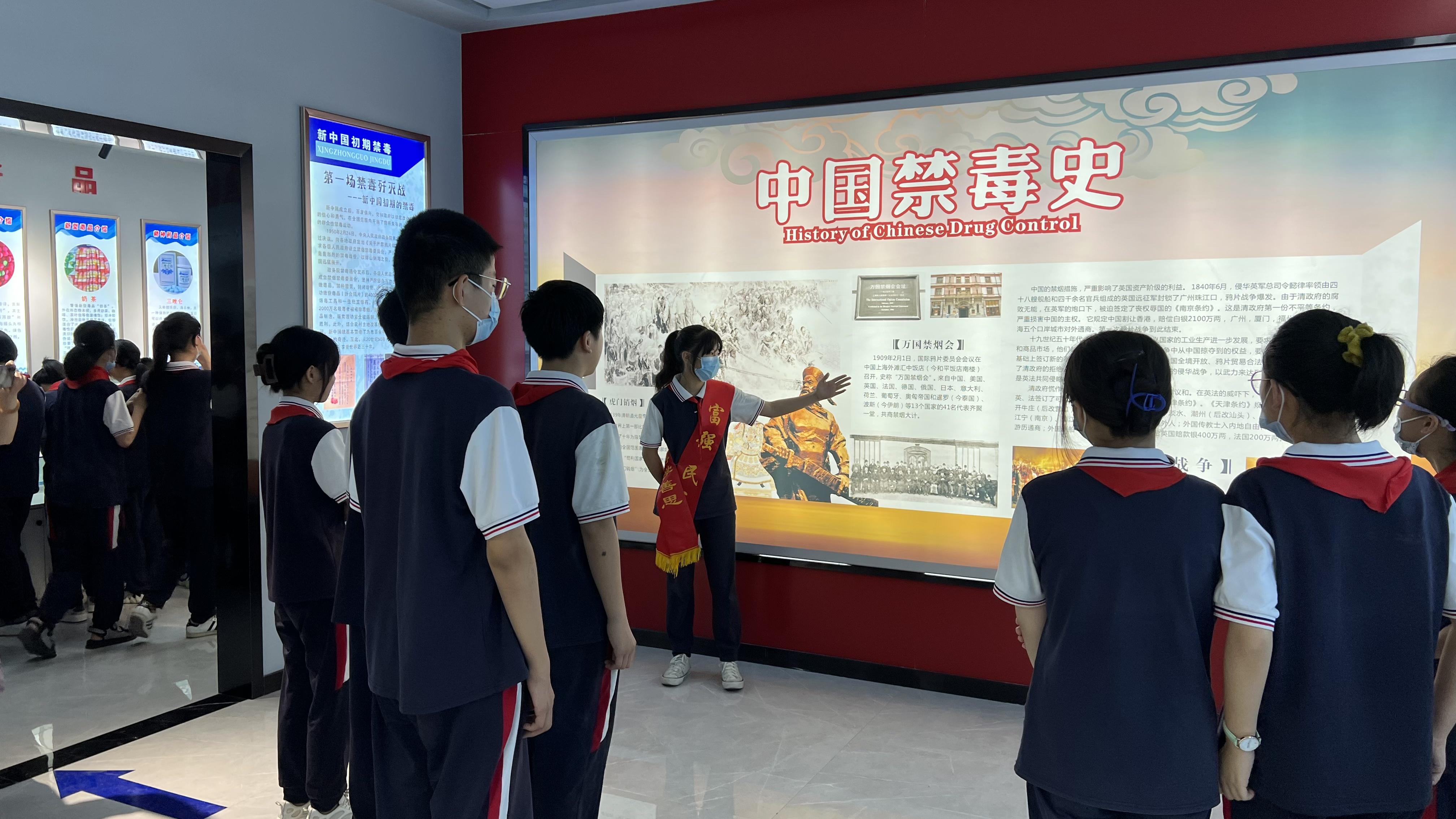 京山市实验中学组织少先队员参观禁毒教育基地