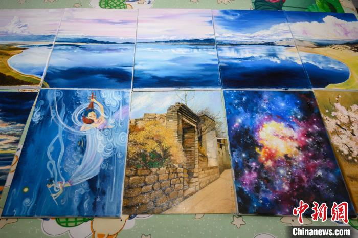 瘫痪36年女子作画"圆梦"望办画展:绘画是黑夜里的光