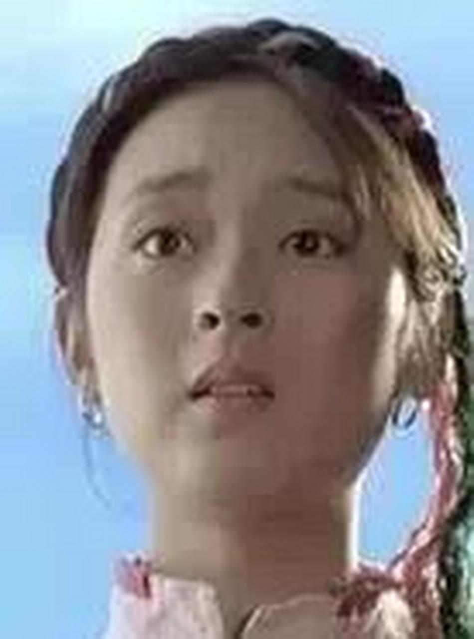 应真,1974年生,1996年出演《红河谷》,是浙江温州少年艺校的舞蹈教师.