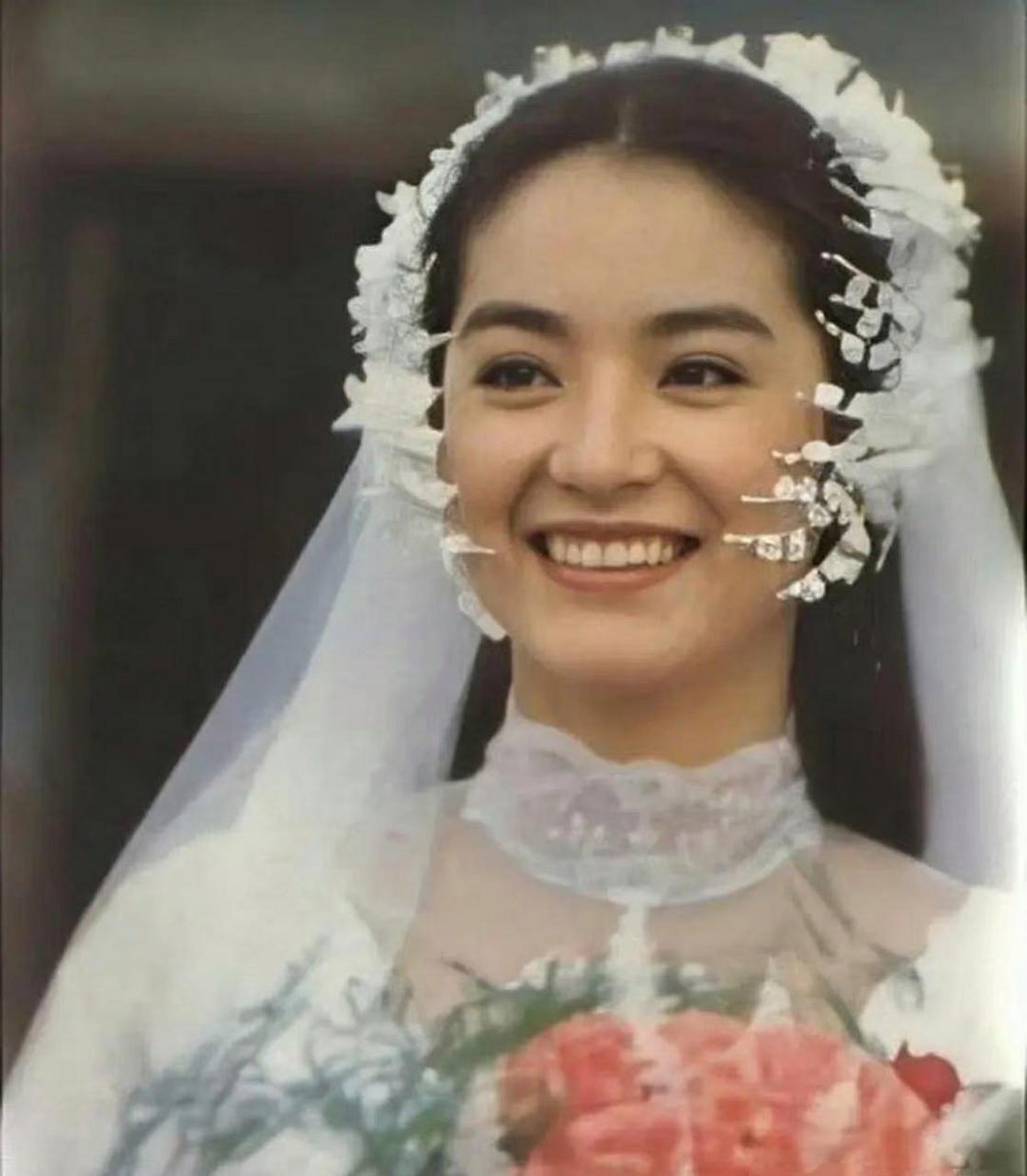 林青霞穿婚纱的样子真的好美好美啊!笑起来清纯又甜美