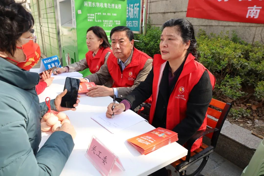 銀耀天平守初心 | 雨花臺區法院退休法官送法進社區,服務群眾