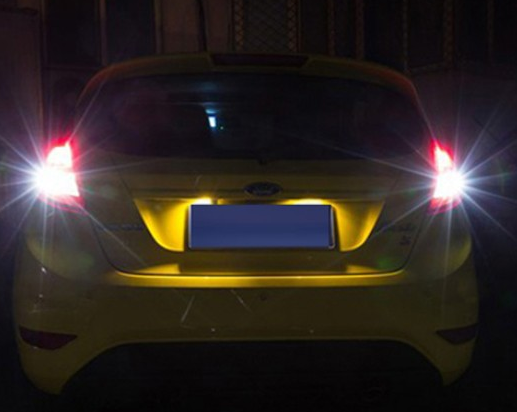 倒车灯是一个亮还是两个亮?