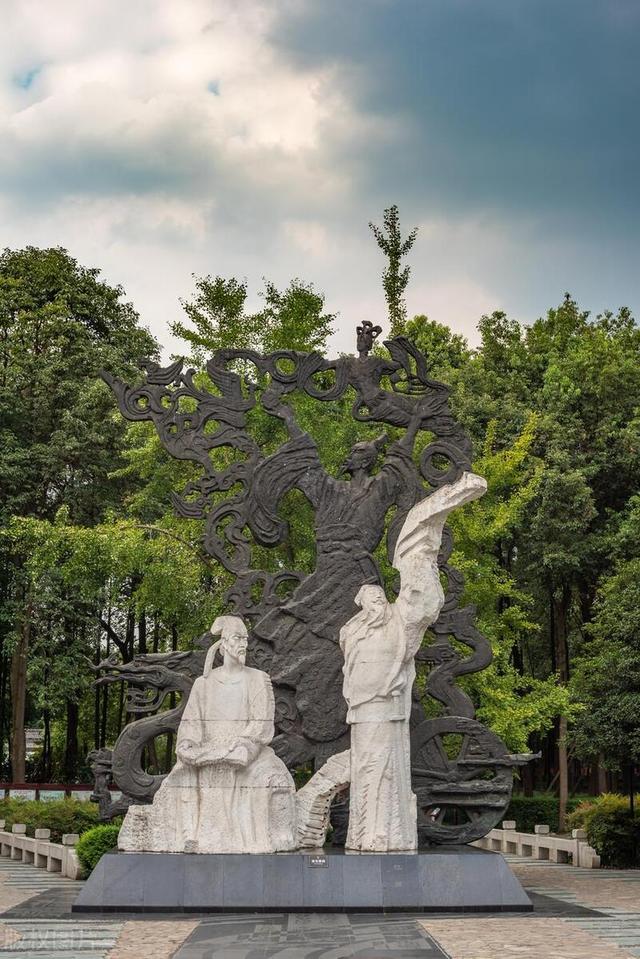 李白,字太白,号青莲居士,是唐朝伟大的浪漫主义诗人