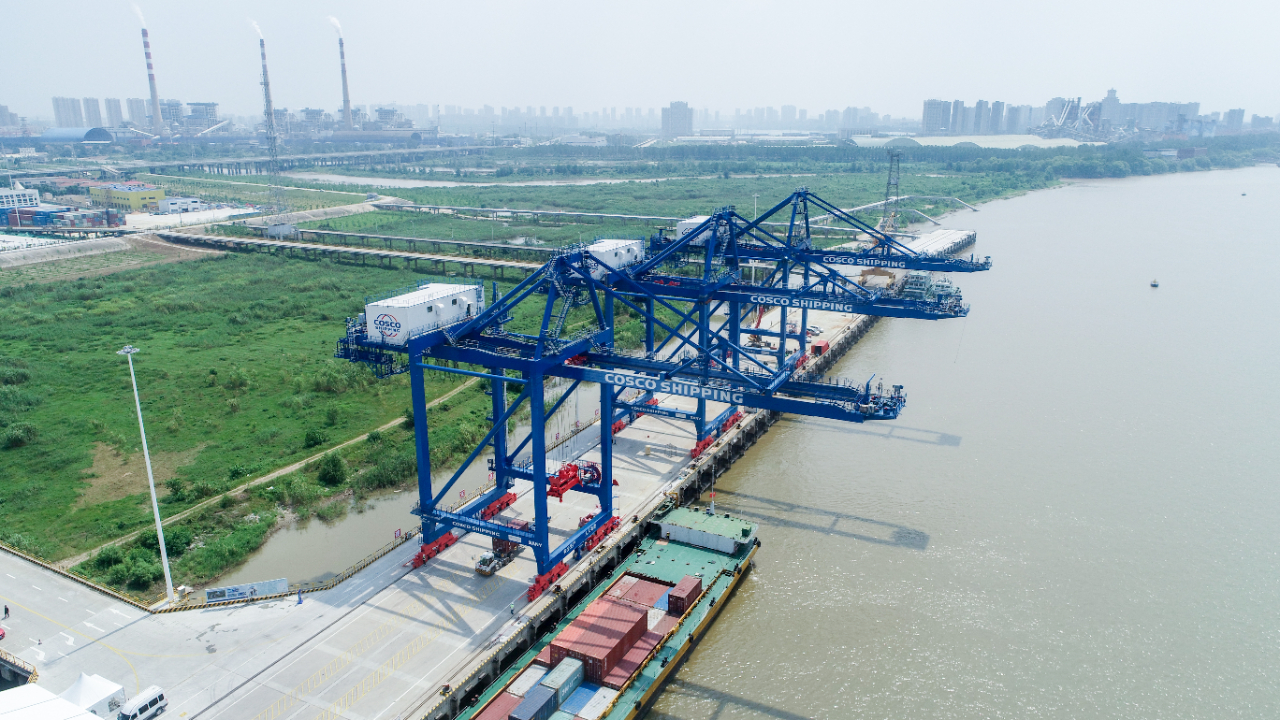 武汉阳逻国际港集装箱水铁联运项目开港通车