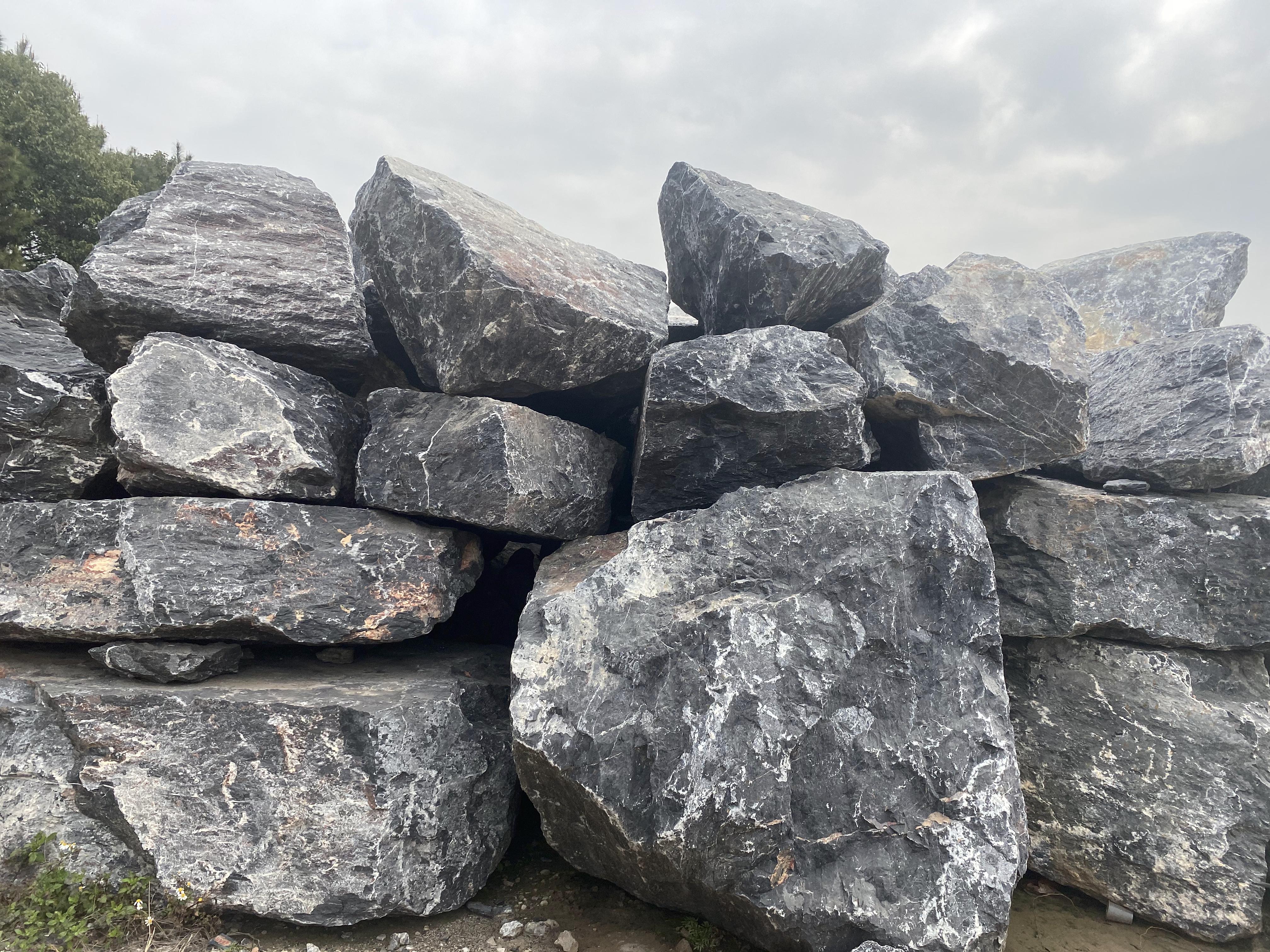 江门黑山石产地,黑山石摆放造景效果,景观黑山石批发基地