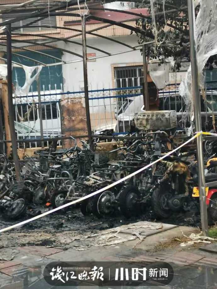 杭州近江一小区电瓶车车棚起火,数十辆车烧成空壳