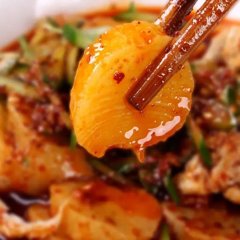 这一过程中,难免在边角处产生焦糊的锅巴,夹在面团里影响面皮的擀制