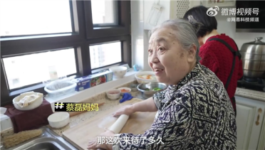 满头银发让人心疼！蔡磊妈妈罕见露面：回忆儿子在京东的往事