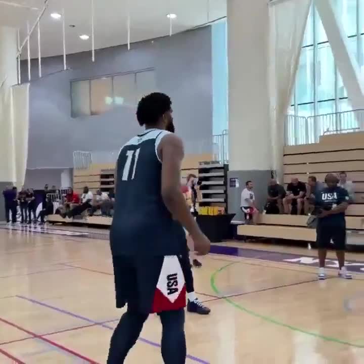 高兴得像小孩,恩比德左手打板投篮命中后开心到飞起