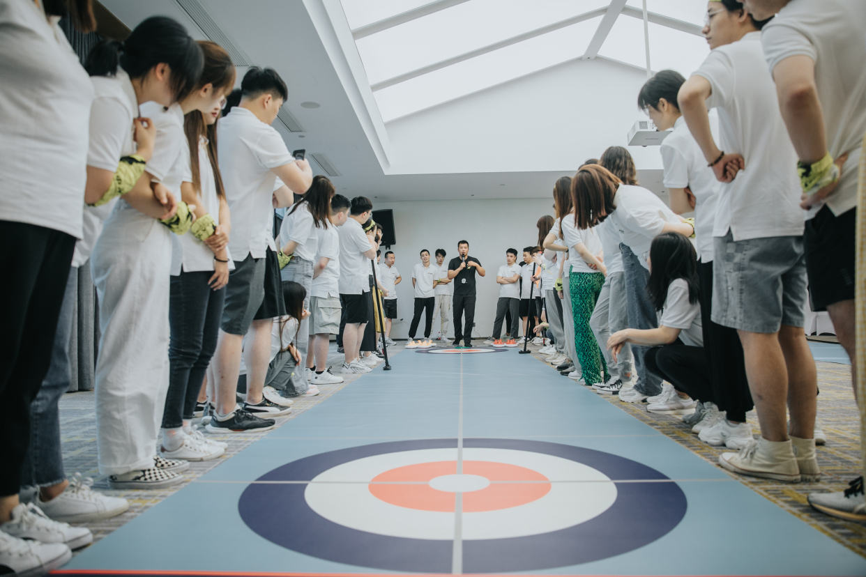 冬奥会的冰壶你玩过没?旱地冰壶团建也很嗨!