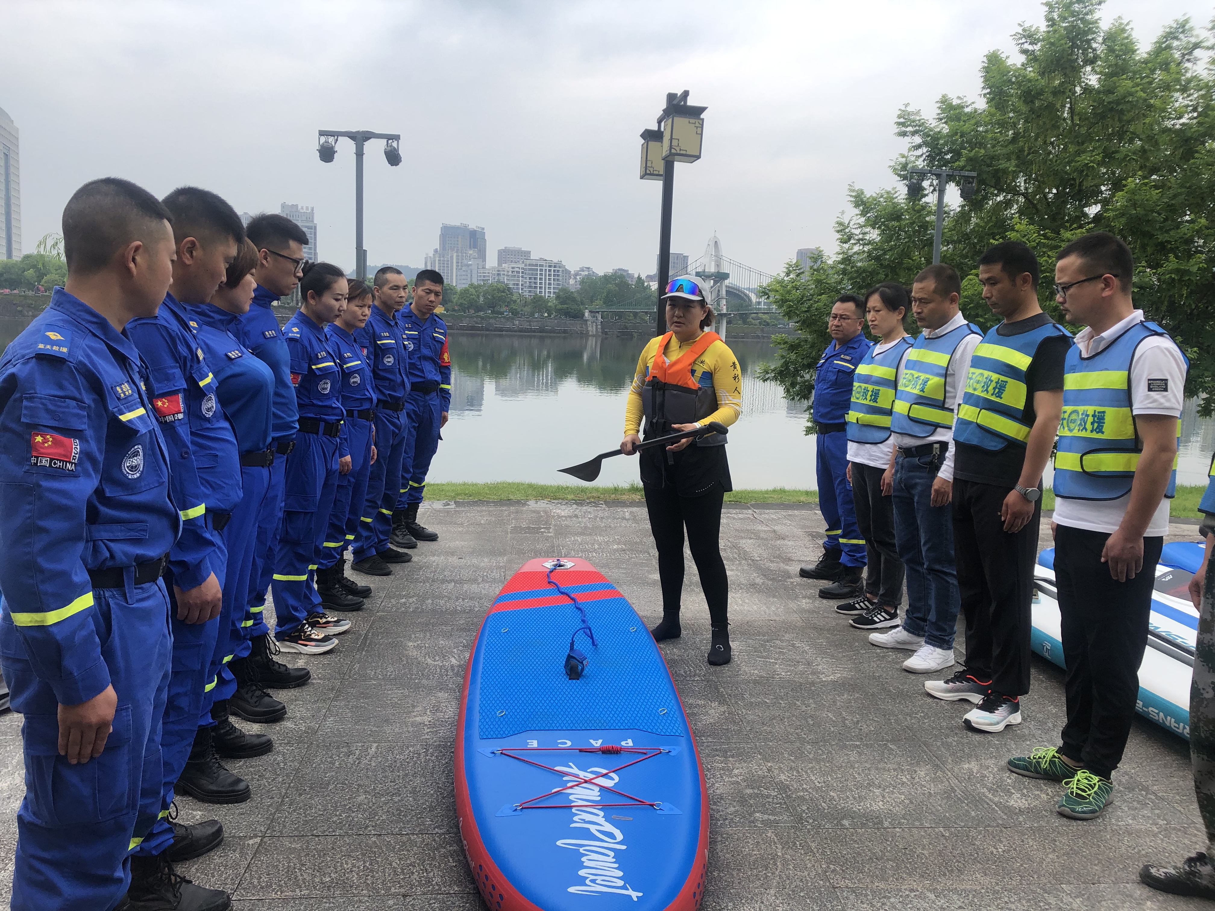 黄山:解锁桨板救援新技能 打造防汛抢险水上尖兵