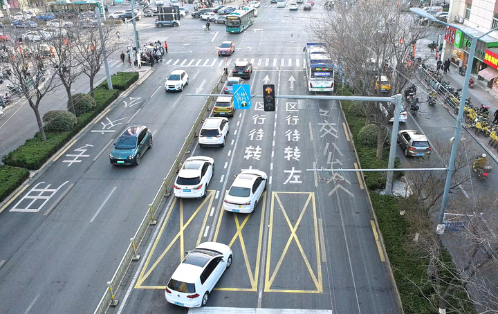 济南市启用首条内嵌式左转车道 经七纬十二路口左转车辆通行能力大幅