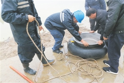 司机误将油门当刹车冲进水塘 南网员工自制"救生船"救两人