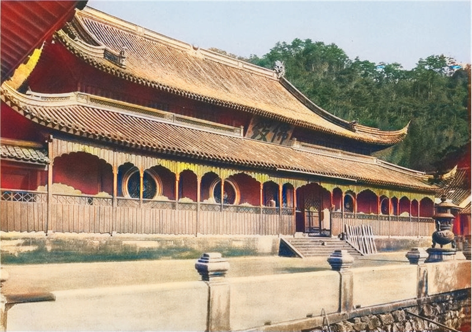 1909年的浙江宁波,日月湖景色古朴典雅,天童寺老和尚仙气飘飘