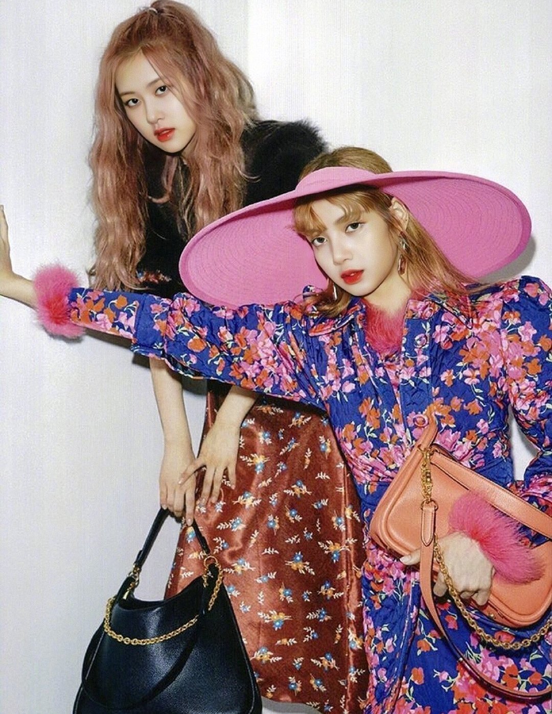 lisa与rose复古风杂志来袭,逆天小蛮腰和溢出屏幕的大长腿美到爆