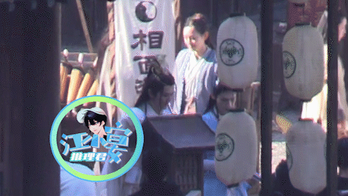 结束拍摄后,邓为和罗云熙前往房车休息,邓为走在前方,罗云熙跟在后方