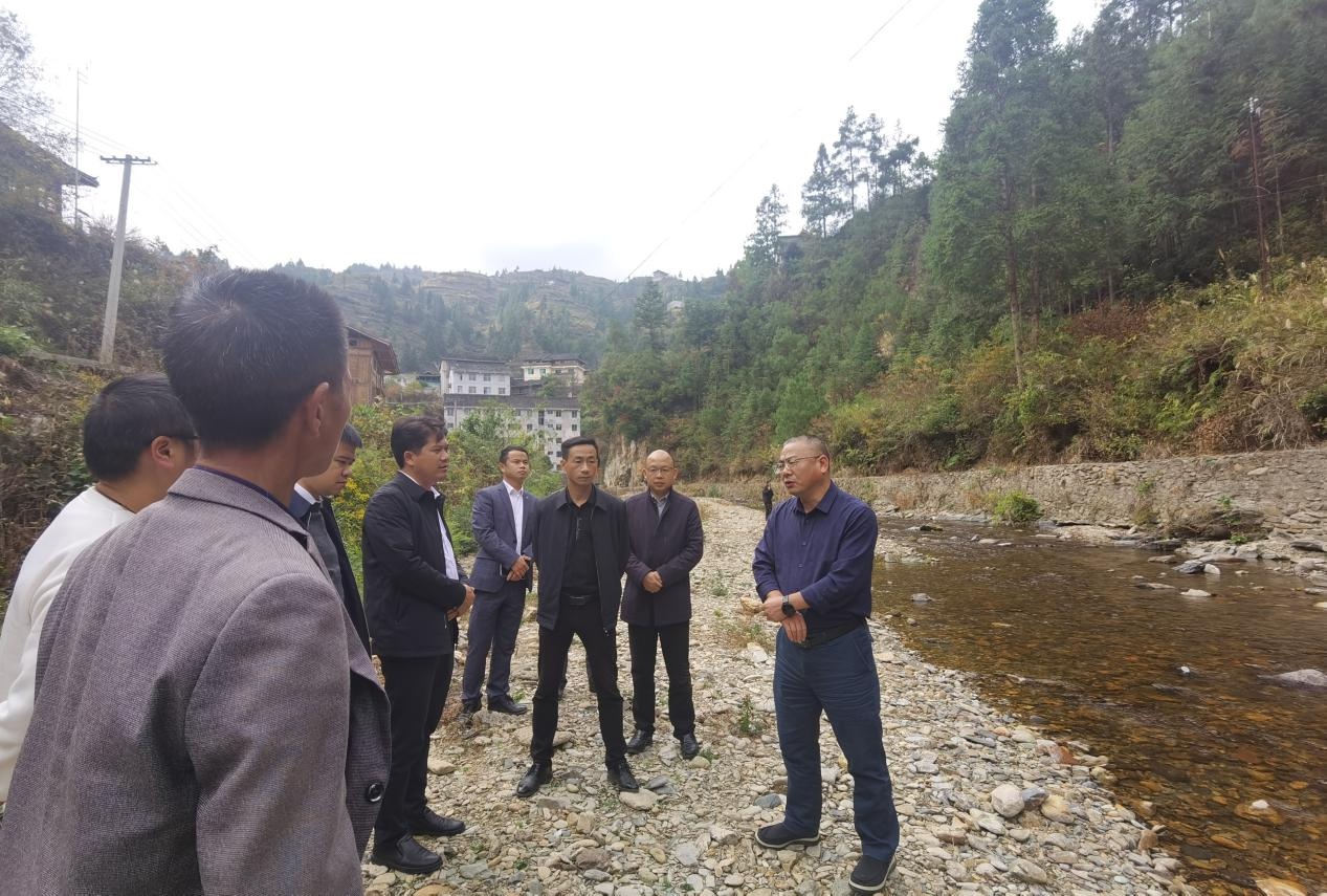 雷山:游美昆到方祥乡巫密河开展巡河工作