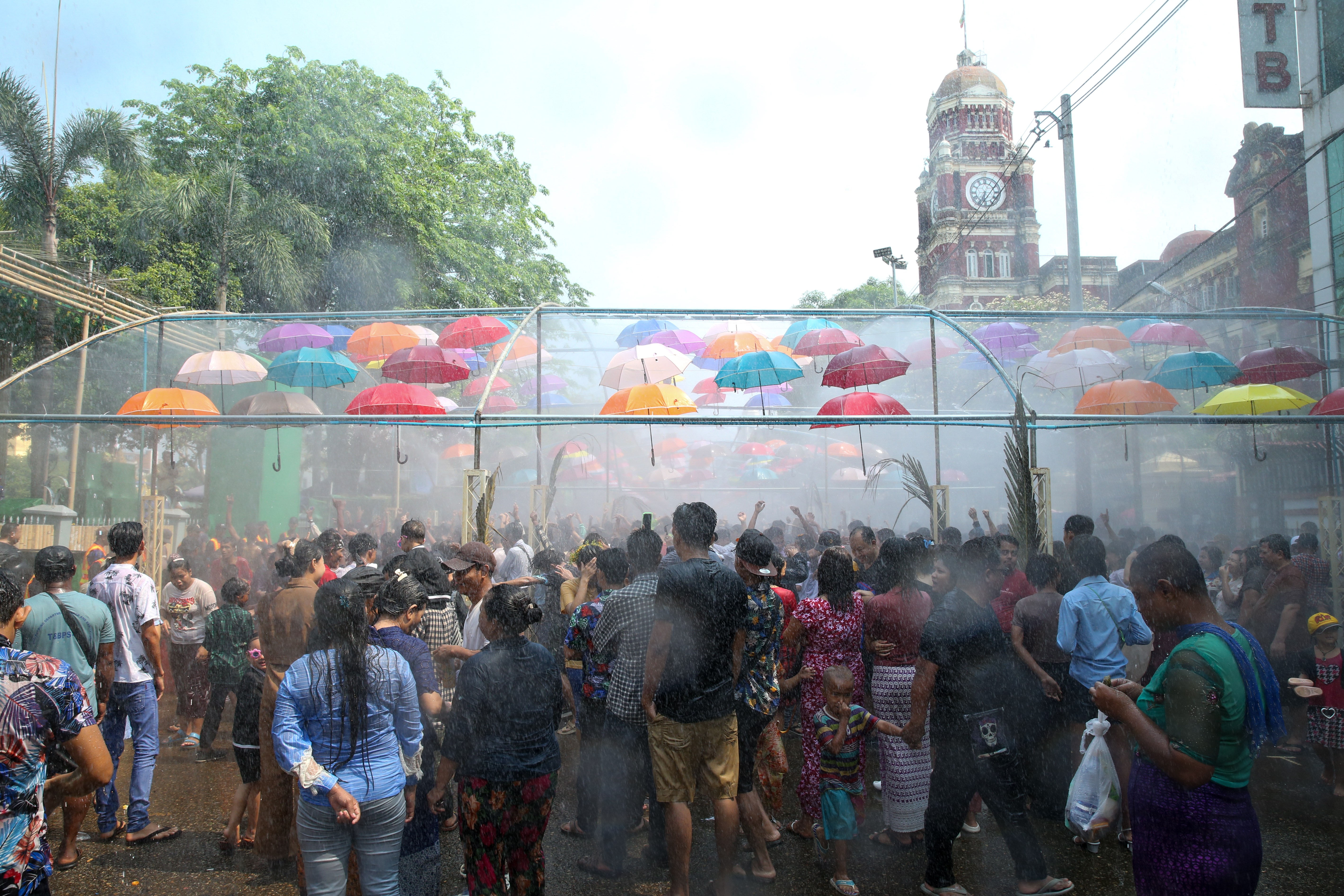 缅甸欢庆泼水节