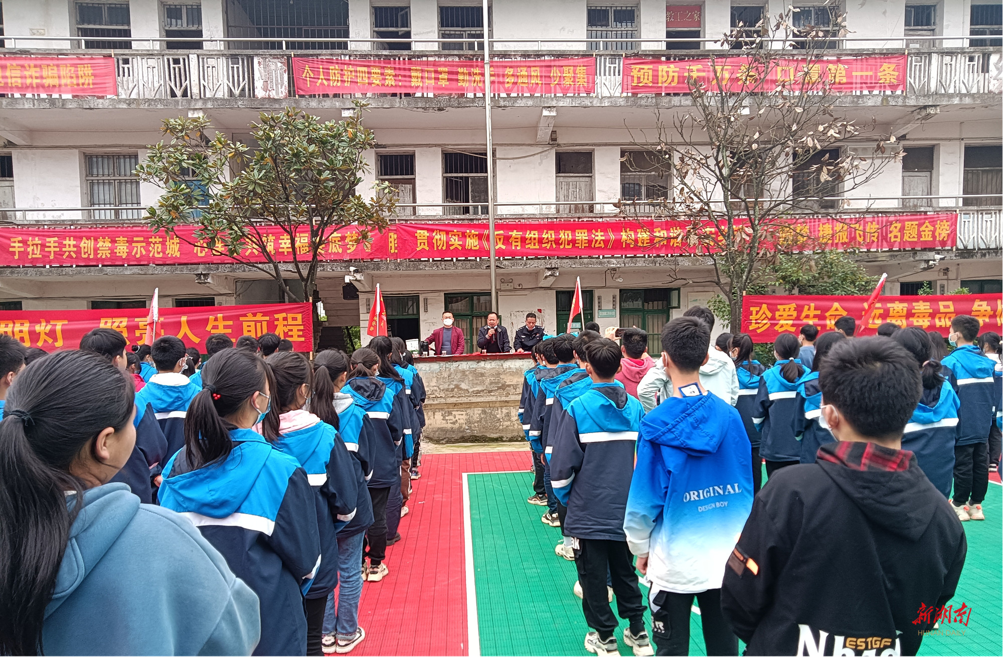 开启法律明灯 新禾中学举行安全教育法制宣讲活动