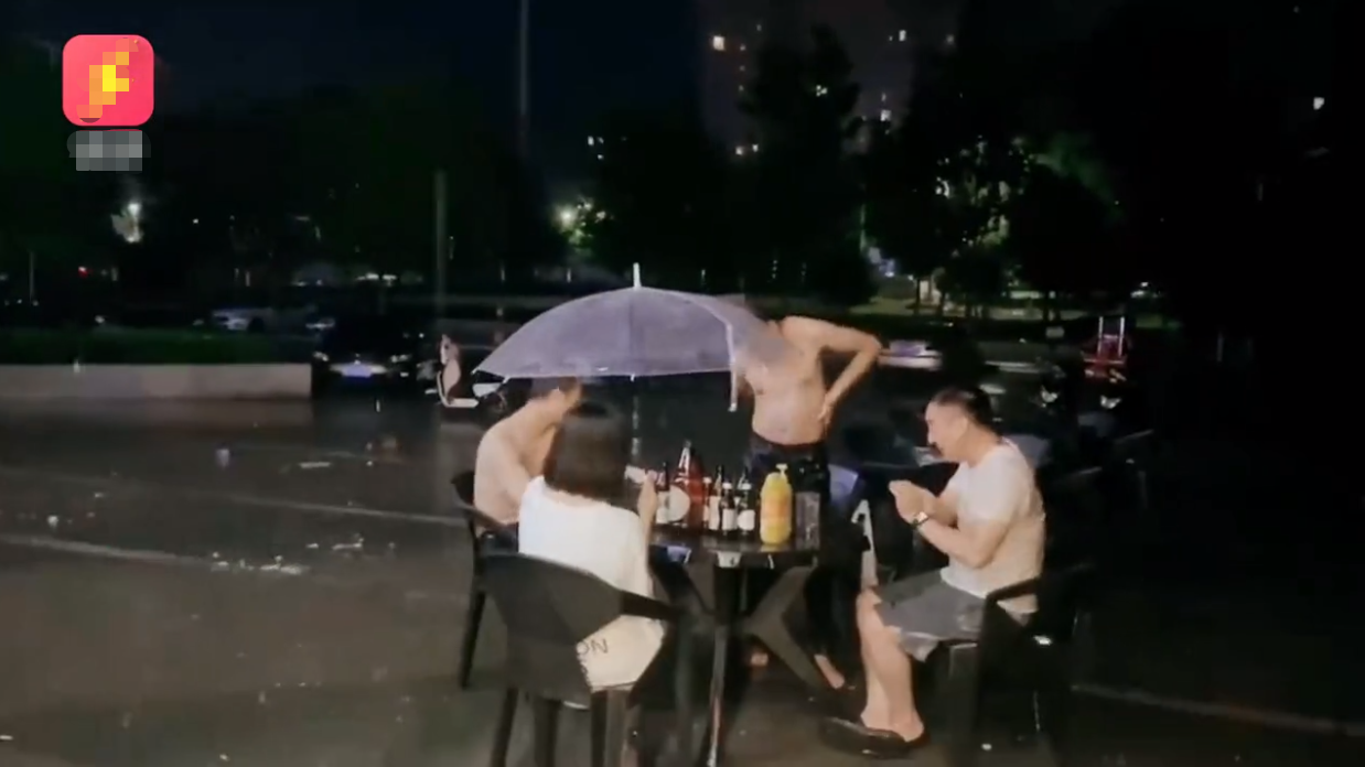 湖北3名男子在雨中边喝酒边用洗洁精搓澡,一顿操作让人目瞪口呆