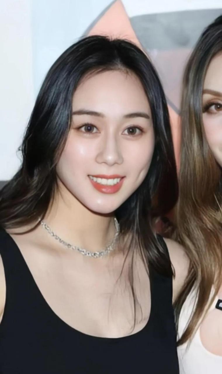 基本上可以肯定这就是李连杰的夫人为赌王生的孩子,和母亲长得一模一