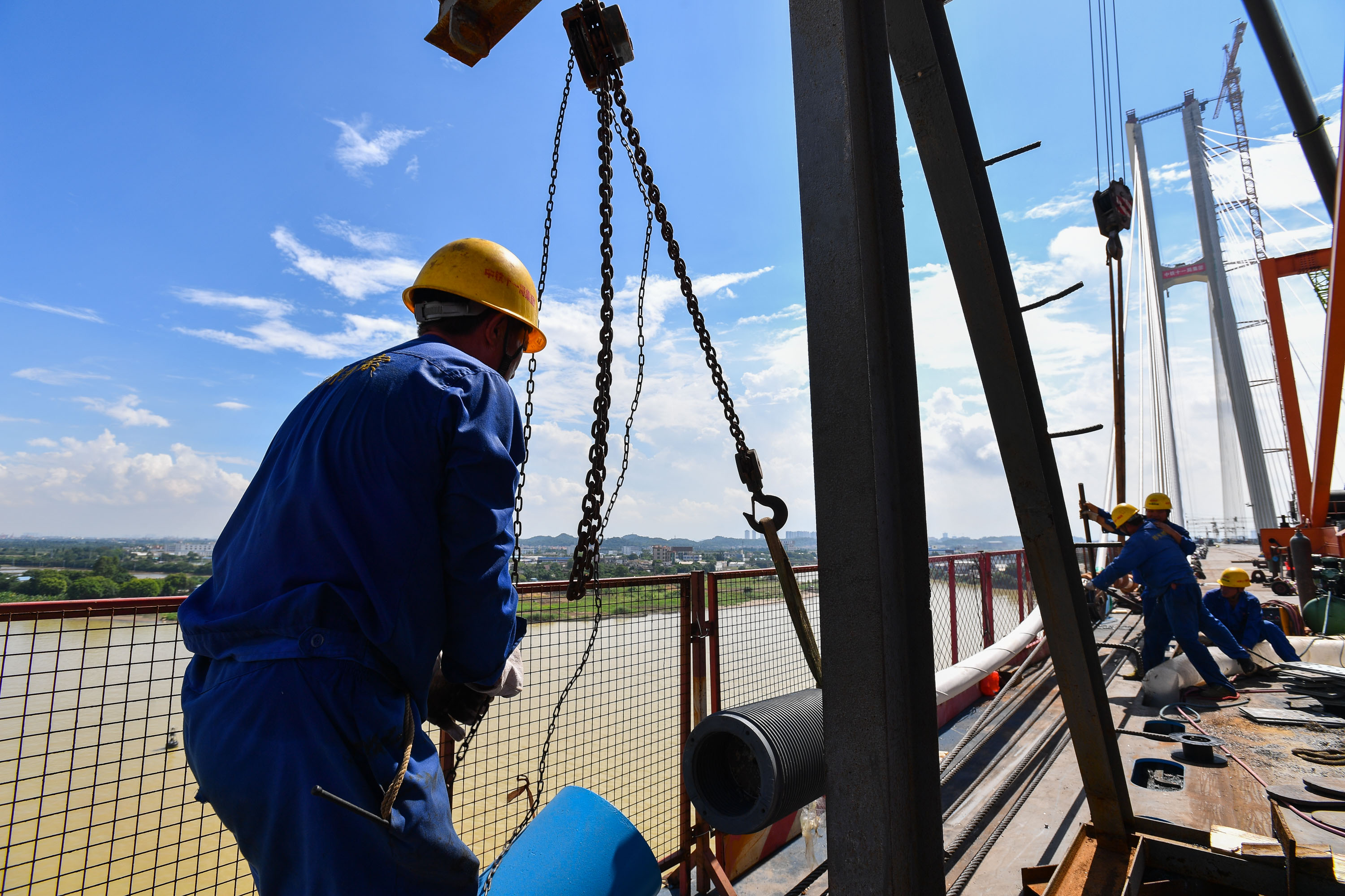 广州南沙港铁路跨西江特大斜拉桥完成斜拉索吊装