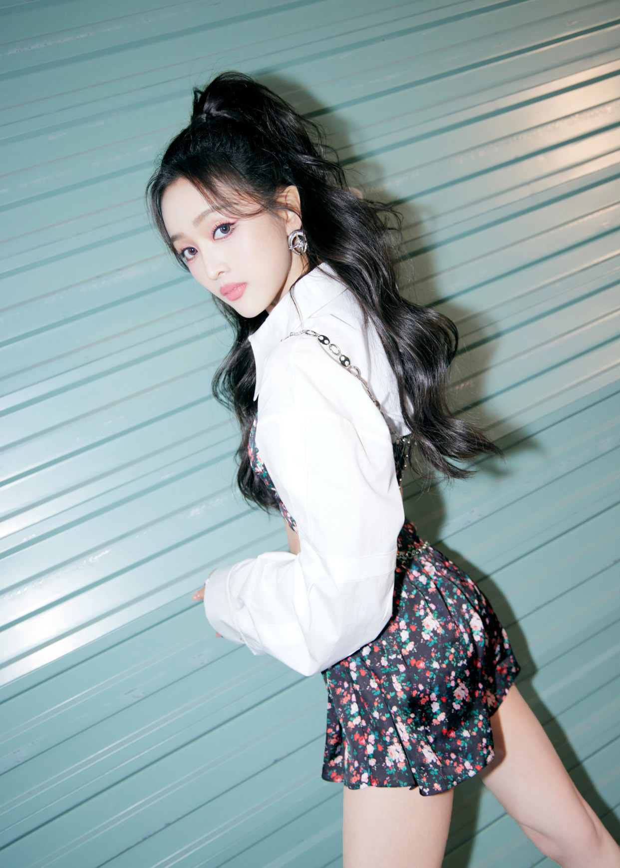 吴宣仪的穿搭好活力啊!印花超短裙 长筒靴,展现大长腿