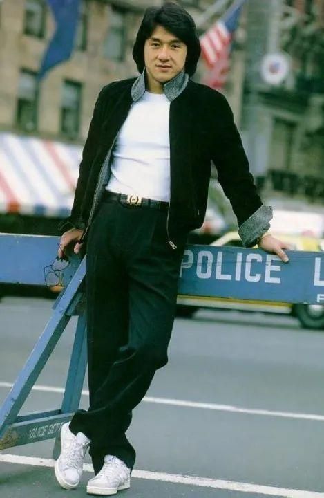 成龙70,80年代的穿搭,不输现在的小鲜肉