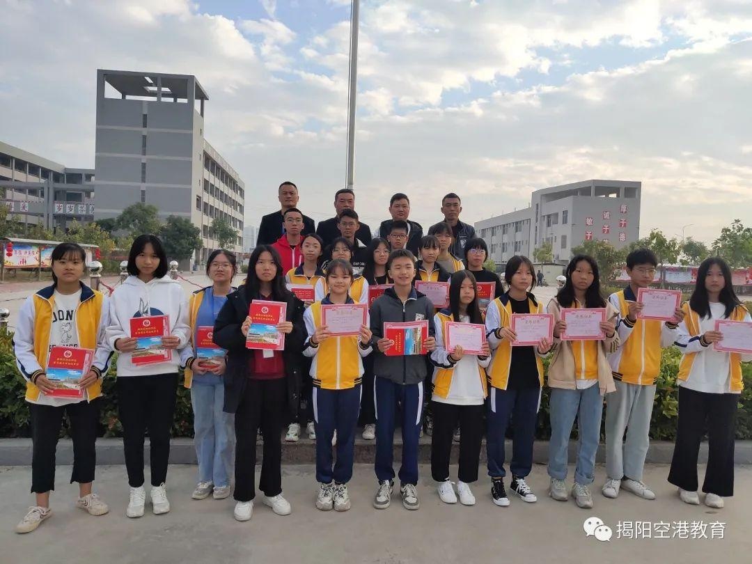 登岗吕畔初级中学开展"庆元旦,迎新年"系列活动