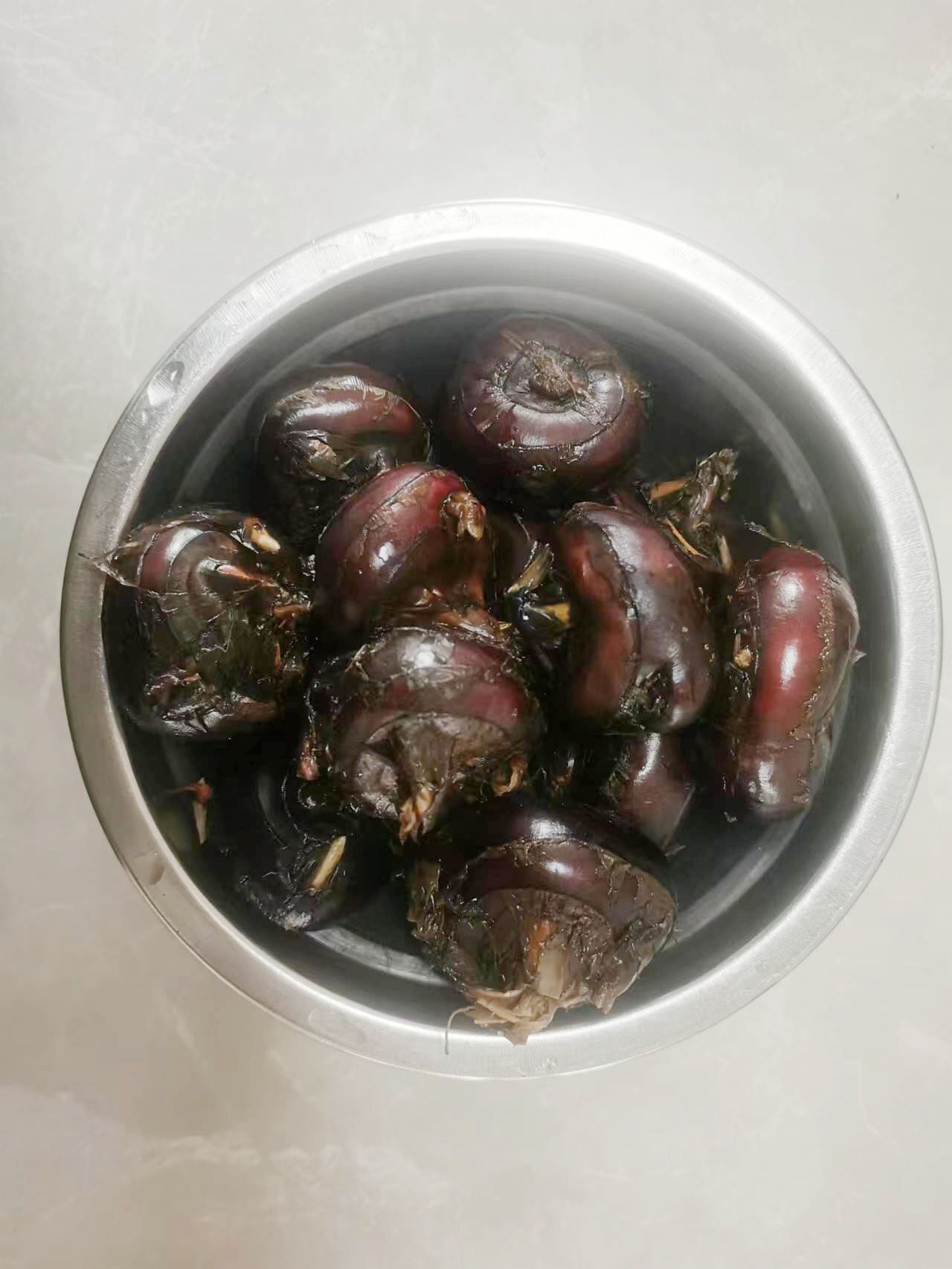 咦,这荸荠外表鲜亮 一削,肉咋"锈"烂了?
