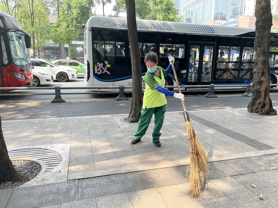 成都高温下的环卫工人:坚守一线 早七点前打扫完 加大机械作业