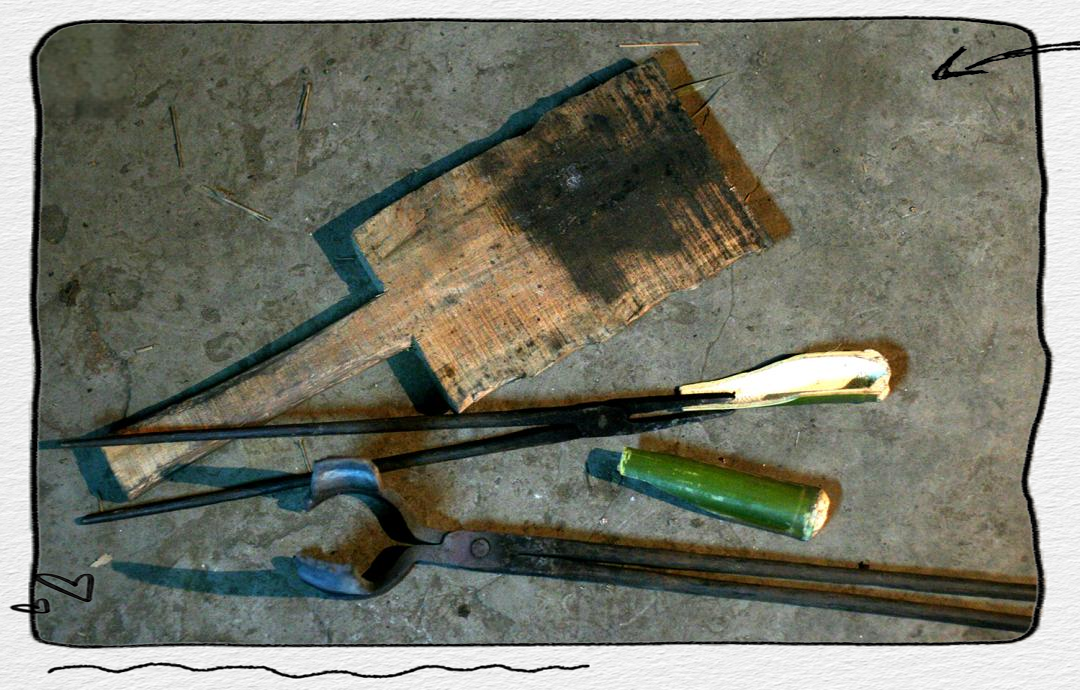 打铁花所需工具及技艺当1500℃的铁水从高空落下时,其温度仍高达两