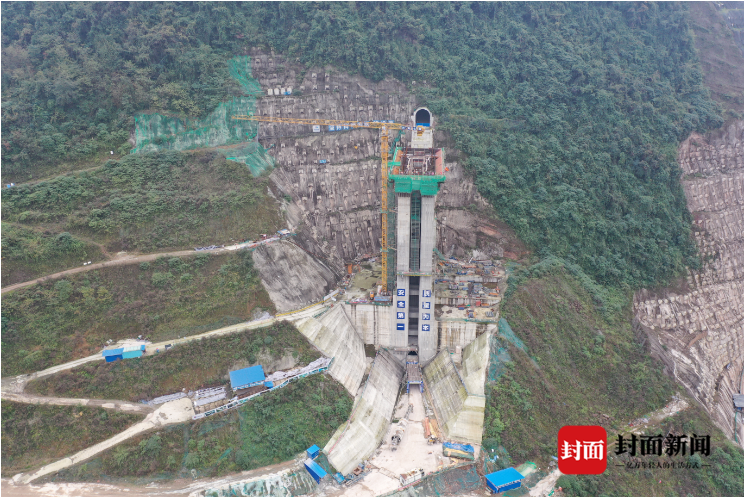 成都第二水源李家岩水库工程大坝填筑至高程680米