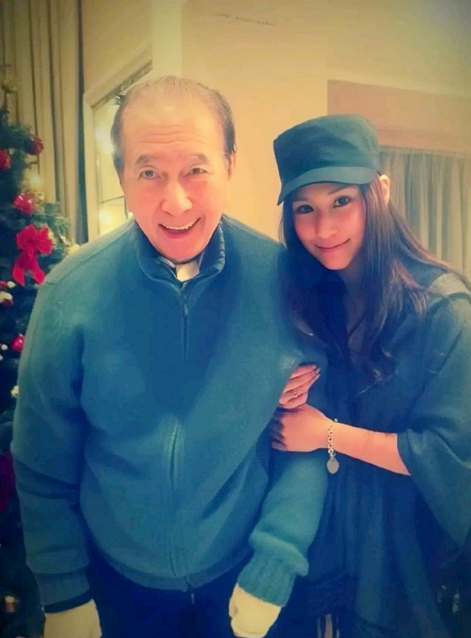 何超莲和父亲何鸿燊的两张照片,父女长得一模一样.