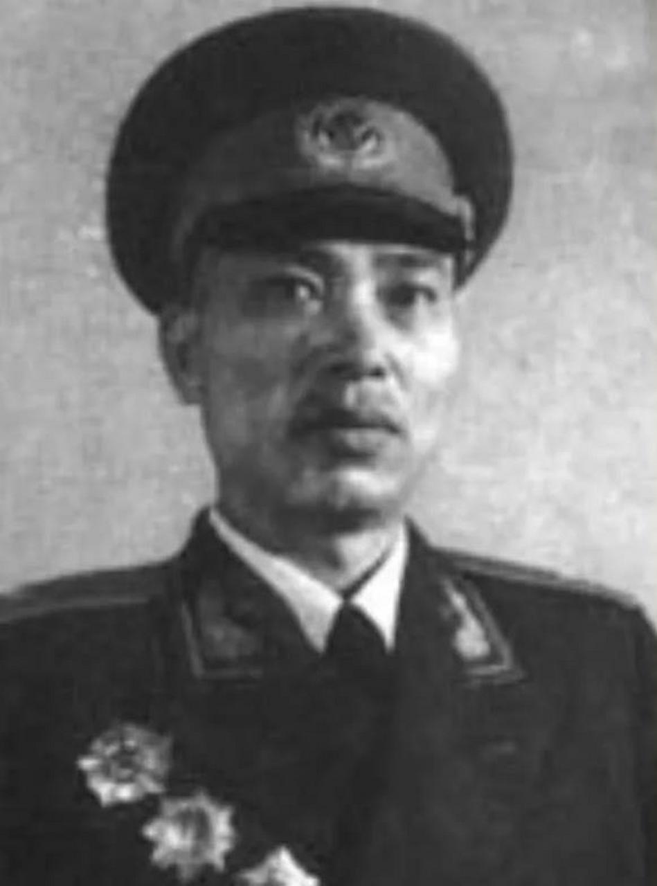 的父亲邱东传正在做饭,突然,一位邻居跑了过来说:老邱你儿子回来了!