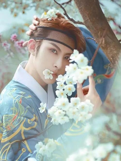 连山易子终于爆发了,打败《绝代名师》,9.8分荣登玄幻榜一!