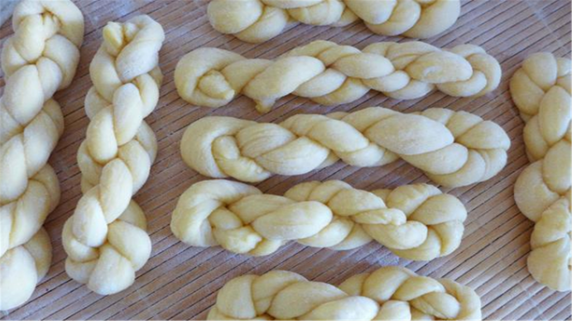 分享一道家庭版炸麻花的方法,外酥里嫩,一捏就碎!