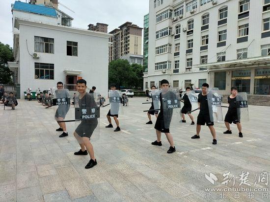 警棍盾牌训练图片