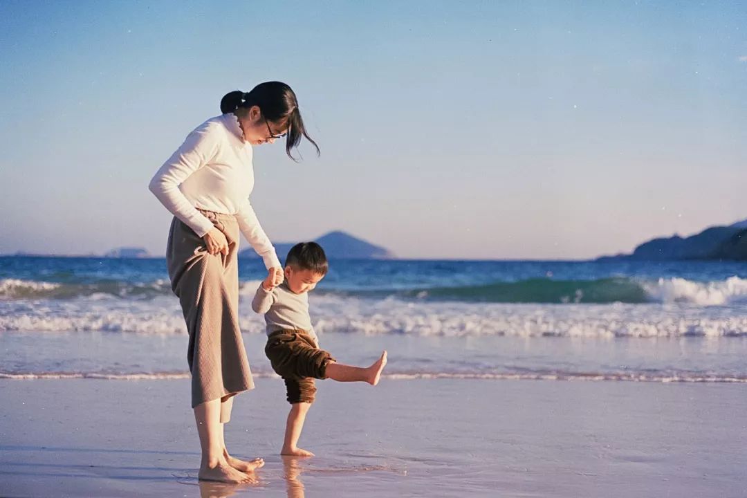 为什么只要妈妈在,孩子就不乖?真相让妈妈感动到哭