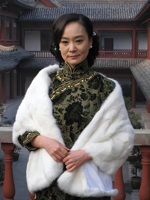 64岁刘雪华现状,独居上海12年,家里电视24小时开着,太孤独了!