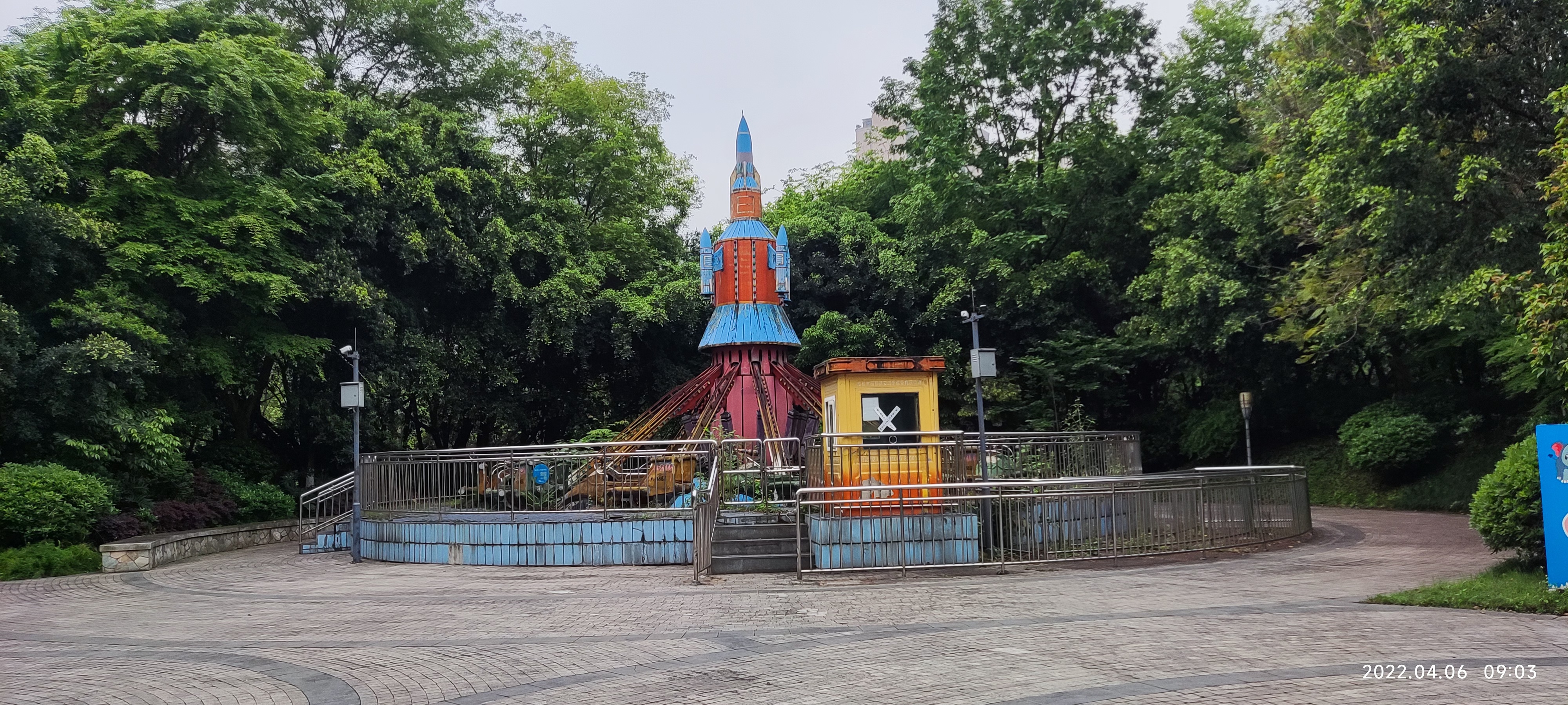 重庆江北主题公园,植被茂盛休闲胜地,游乐设施停运成焦点