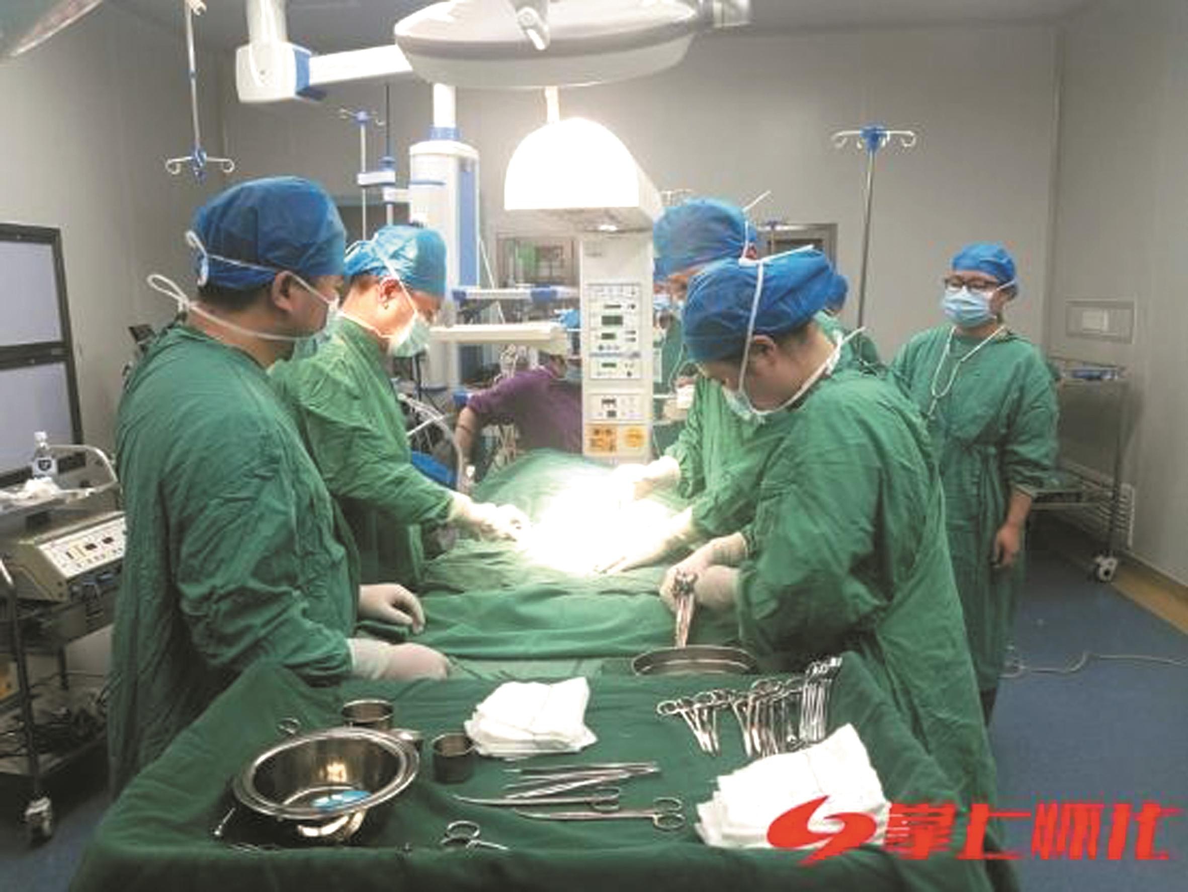 湖医附一成功实施胃穿孔修补术