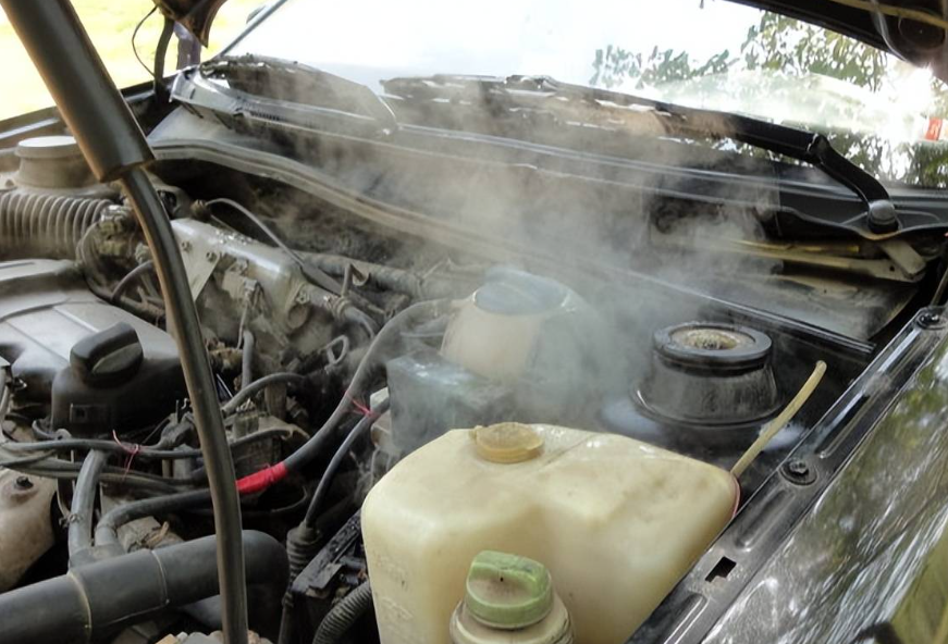 发动机开锅是什么原因?汽车冷却液不足,散热风扇故障