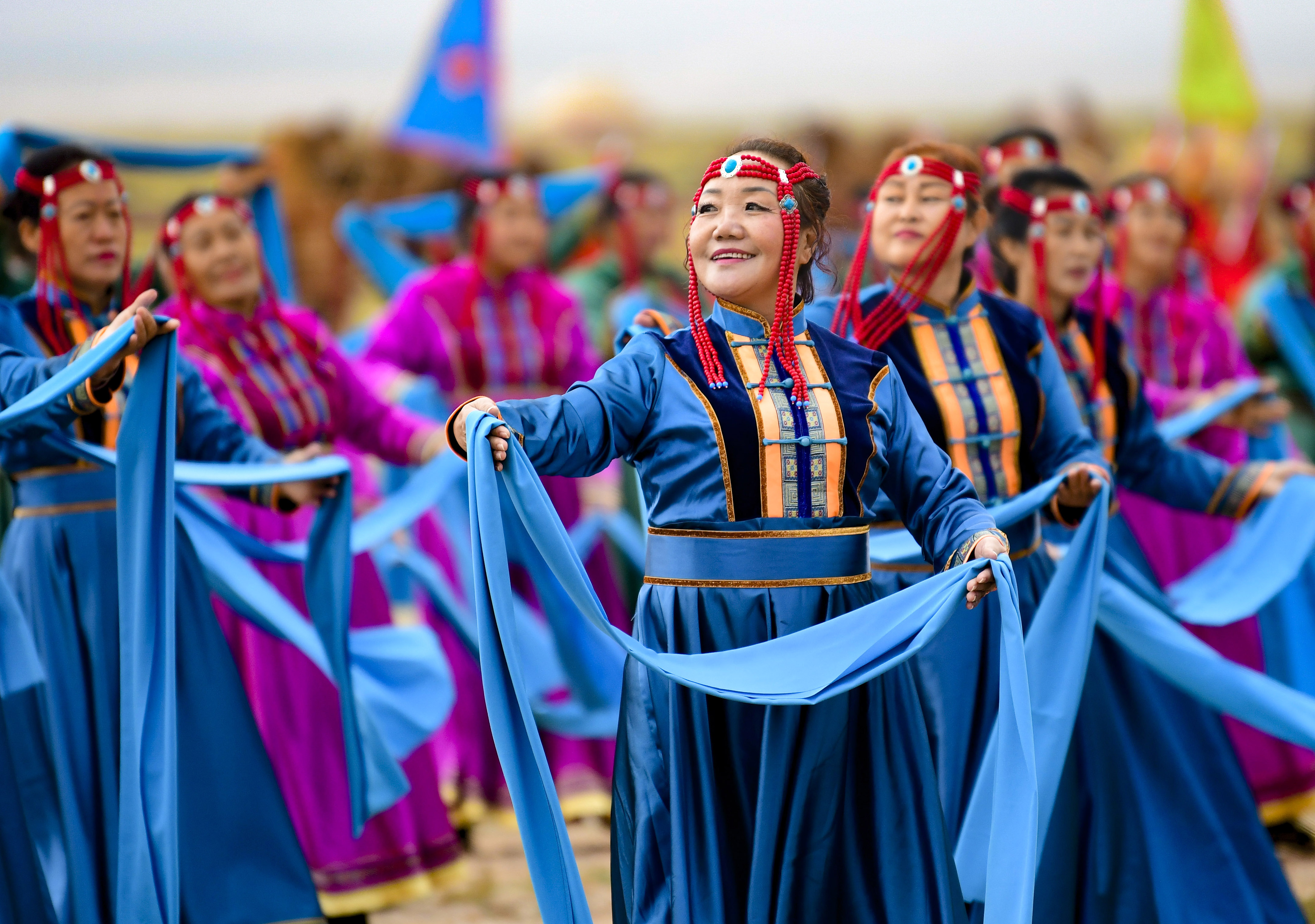 内蒙古巴彦淖尔:欢聚草原庆佳节