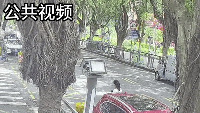 砰!下车开门太随意,危险一触即发!-有驾 砰!下车开门太随意,危险一触即发!-有驾