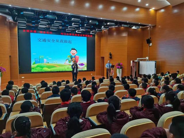 白沙洲大桥交警走进武汉经开区沌口小学开展校园交通安全宣讲活动
