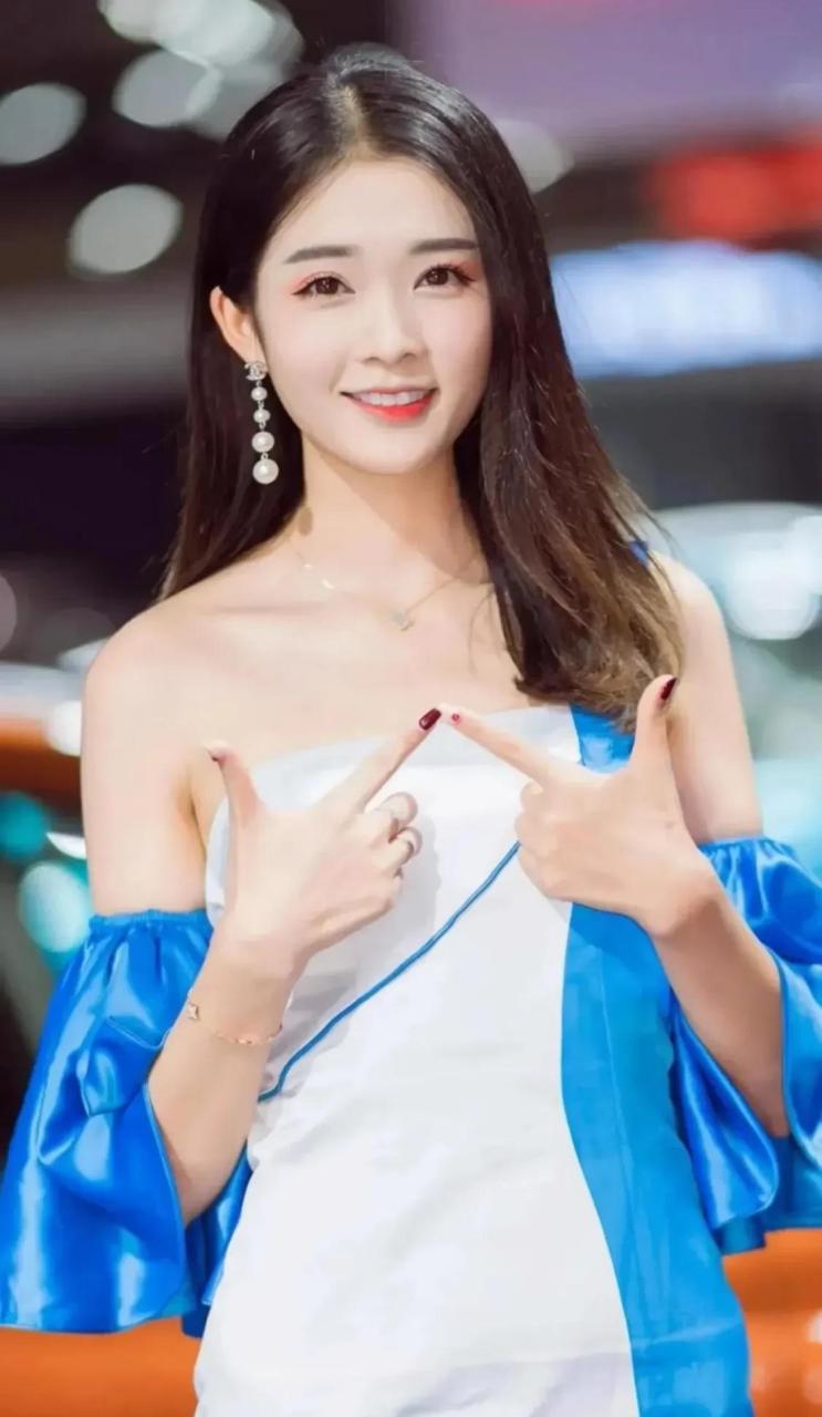 李凉凉——抖音十大美女车模之一 李凉凉是一位拥有清新自然气质和